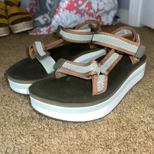 Teva flatform sandal